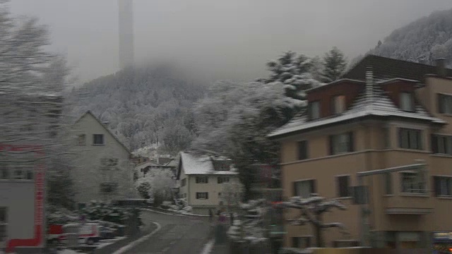 瑞士晚上时间苏黎世火车公路旅行郊区侧面全景4k视频素材