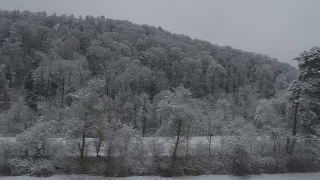 瑞士晚上时间冬季苏黎世郊区火车公路旅行边全景4k视频素材