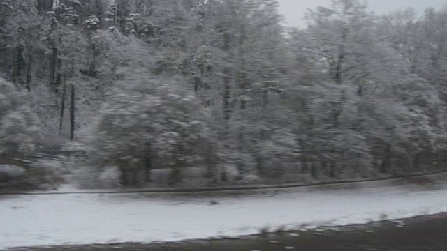 瑞士晚上时间冬季苏黎世郊区火车公路旅行雪域森林全景4k视频素材