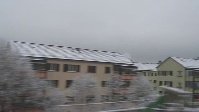 瑞士黄昏冬天苏黎世郊区火车公路旅行雪景4k视频素材