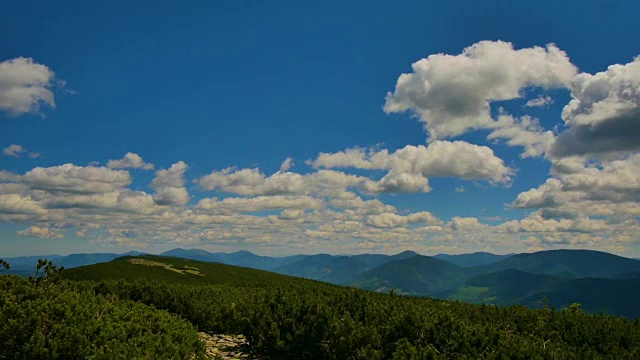 喀尔巴阡山脉的绿色山丘和云的阴影在时间上流逝视频素材