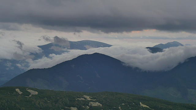 雾和云在青山上翻滚视频素材