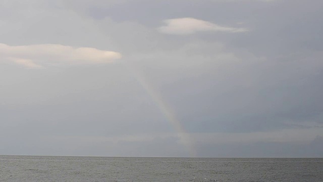 彩虹在海上。向大海射击。视频素材