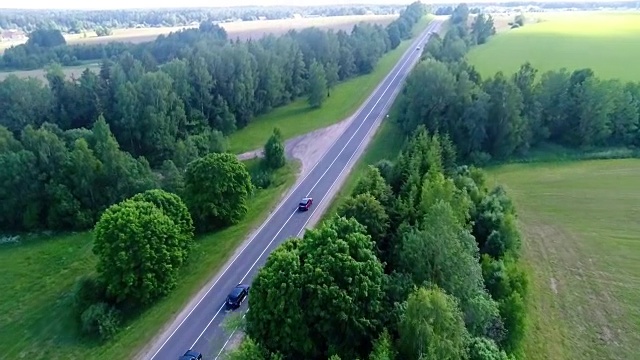 郊区的道路上行驶着几辆汽车视频素材