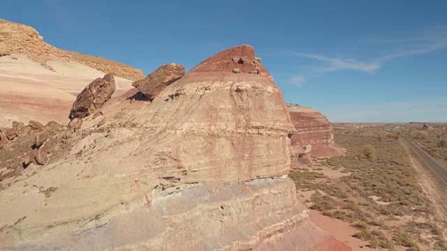 航拍:飞越美国犹他州红岩沙漠中的红岩台面山崖视频素材