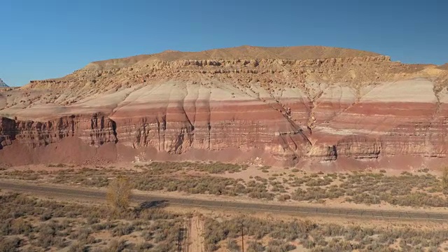 航拍:飞越美国犹他州红岩沙漠中的红岩台面山崖视频素材