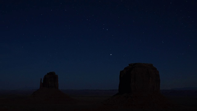 夜晚时光流逝:纪念碑谷平顶山上令人惊叹的星夜视频素材