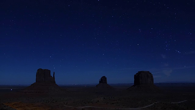 夜晚时光流逝:纪念碑谷平顶山上令人惊叹的星夜视频素材