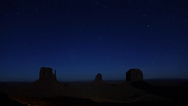 夜晚时光流逝:纪念碑谷平顶山上令人惊叹的星夜视频素材