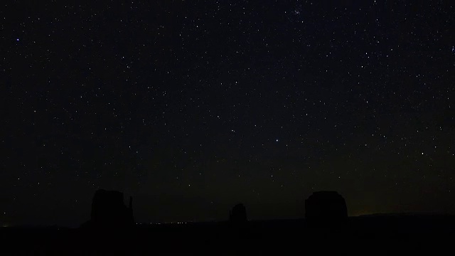 夜晚时光流逝:纪念碑谷平顶山上令人惊叹的星夜视频素材