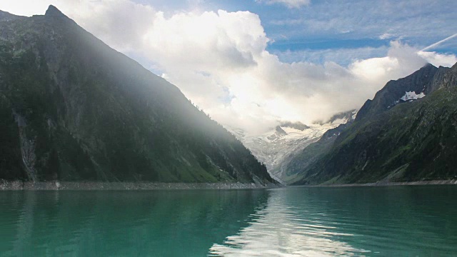 在奥地利阿尔卑斯山Mayrhofen Zillertal地区附近的Schlegeisspeicher山上冰川水库的时间流逝水视频素材