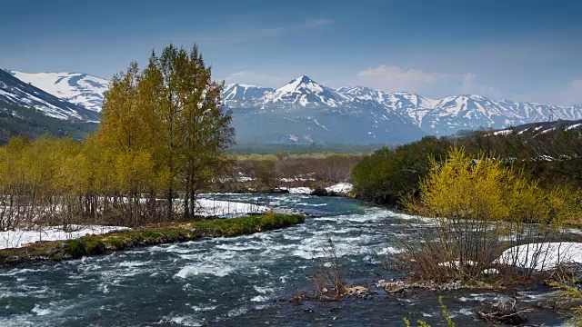 堪察加半岛美丽的春天山河景色视频素材