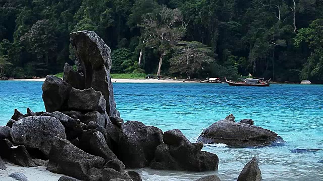 泰国，在安达曼海的素林岛有海浪在海滩上破碎的海滨景色视频素材