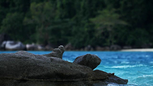 泰国，在安达曼海的素林岛有海浪在海滩上破碎的海滨景色视频素材