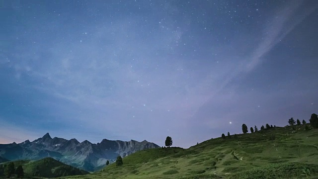 银河系在阿尔卑斯山上空旋转的时间流逝视频素材