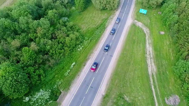 郊区的道路上行驶着几辆汽车视频素材