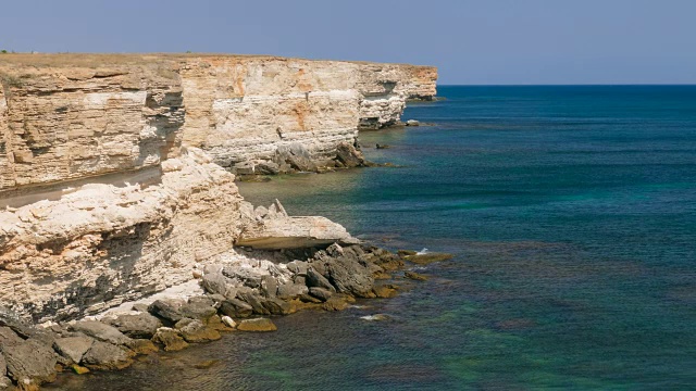 在阳光明媚的日子里，海岸的岩石峭壁视频素材