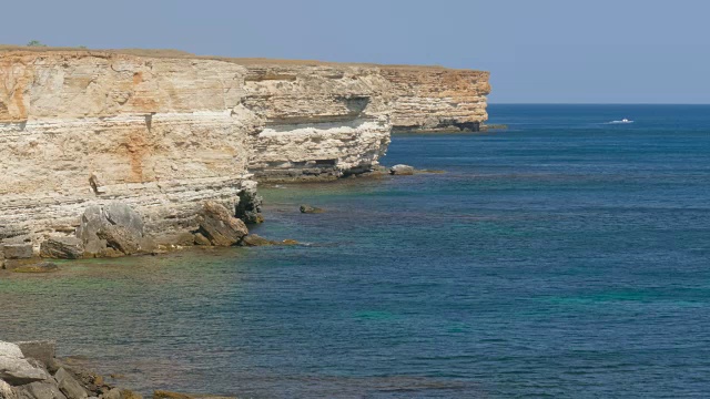 海岸的岩石峭壁视频素材