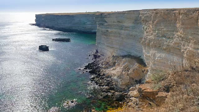 海景与岩石峭壁视频素材