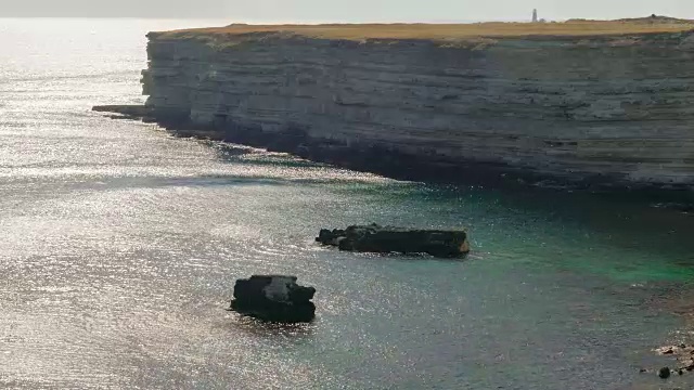 靠近海岸悬崖的绿松石色海湾视频素材