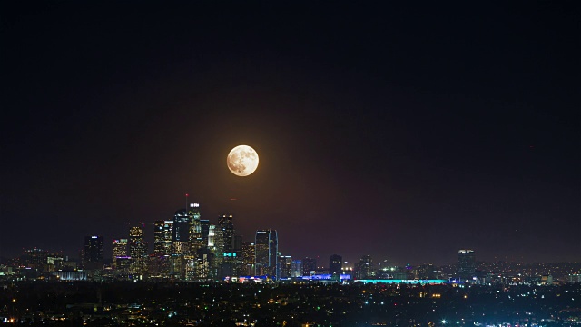 超级月亮升起在洛杉矶市中心，加利福尼亚夜时光流逝视频素材