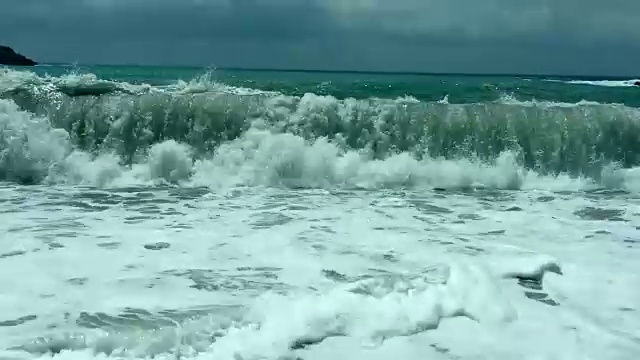 沸腾的海洋。巨浪滚向岸边。海浪巨大的波浪和白色的泡沫溅在岸边。视频素材