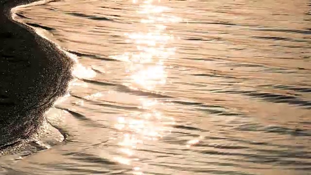 日落时，海边金色的水面视频素材