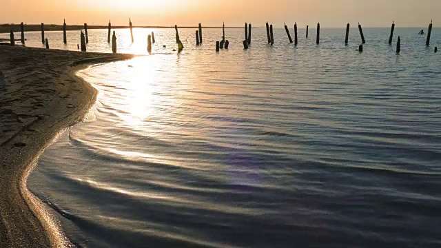 日落时，海边金色的水面视频素材