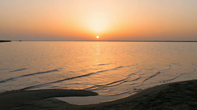 海面在夕阳的金光下视频素材