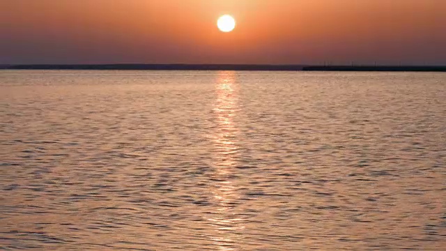 水面在夕阳的金光下视频素材