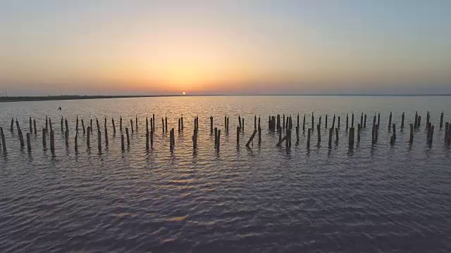 清晨的蓝色湖泊，航拍视频视频素材