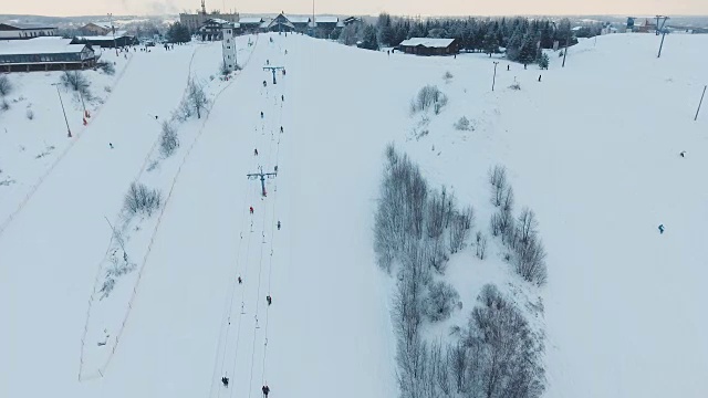 冬季的滑雪胜地。鸟瞰图视频素材