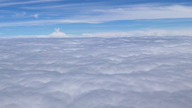 云透过飞机看天空，乘飞机旅行。在云层上飞行。视频素材