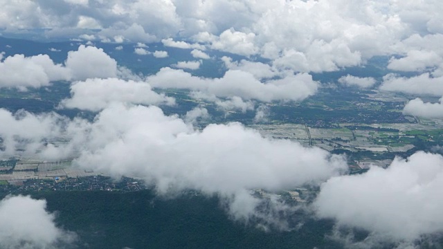 云天空和山景透过飞机，飞越清莱，泰国视频素材