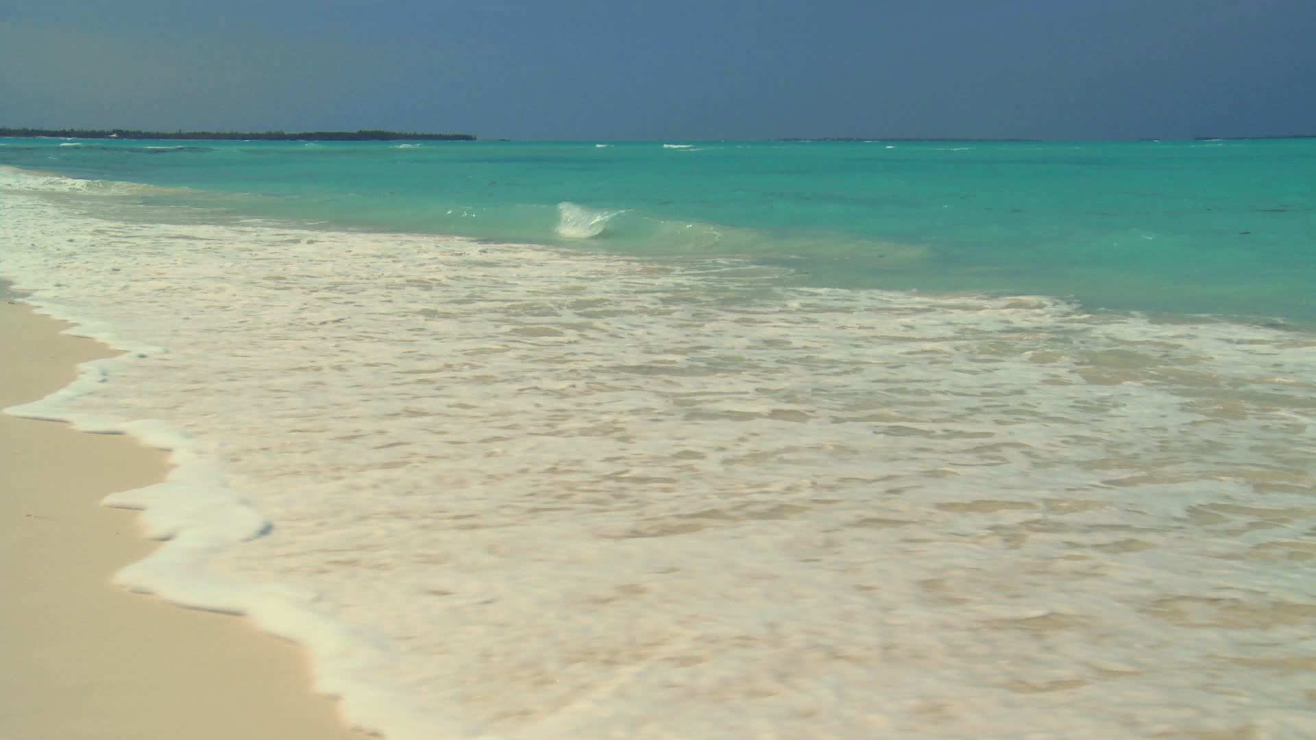 巴哈马，阿巴科群岛，海滩上的柔和海浪视频素材