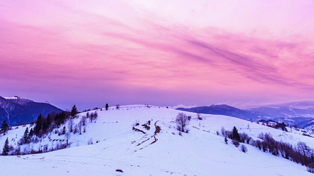 山峰上的雪被风吹走了。冬天的风景。天很冷，下着雪。视频素材