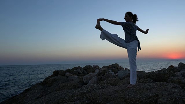 年轻女士在海滩上锻炼视频素材