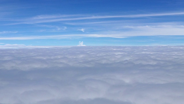 云透过飞机窗口看天空，乘飞机旅行。在云层上飞行。视频素材