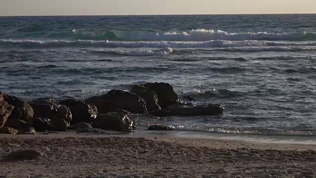 地中海海滩上的岩石视频素材