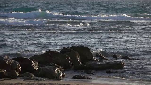 特写海浪打破在海滩上的岩石视频素材