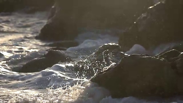 地中海日落时的汹涌波涛视频素材