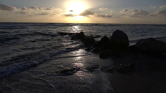 地平线上灿烂的日落和汹涌的海浪视频素材