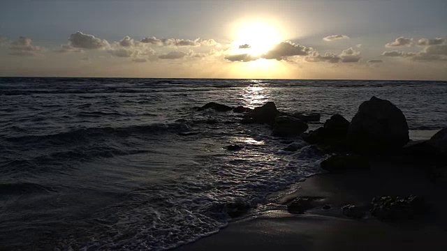 壮丽的日落在海浪打破岩石视频素材