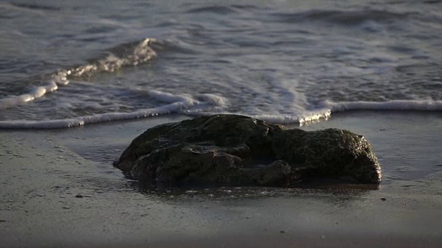 海岸上的岩石慢动波浪视频素材