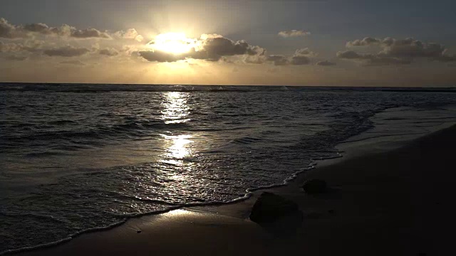 地中海上空云后的日落视频素材