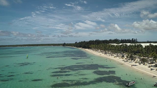 蓬塔卡纳海滩，鸟瞰图。多米尼加共和国的暑假。视频素材