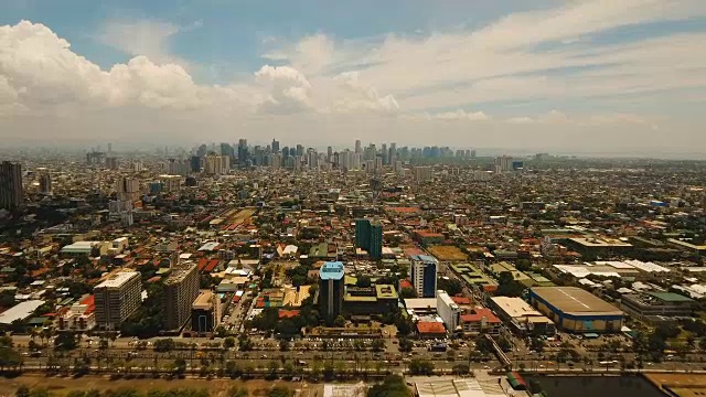 有摩天大楼和建筑物的空中城市。菲律宾,马尼拉马卡迪视频素材