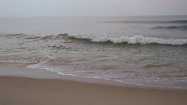 大浪冲击着石滩视频素材