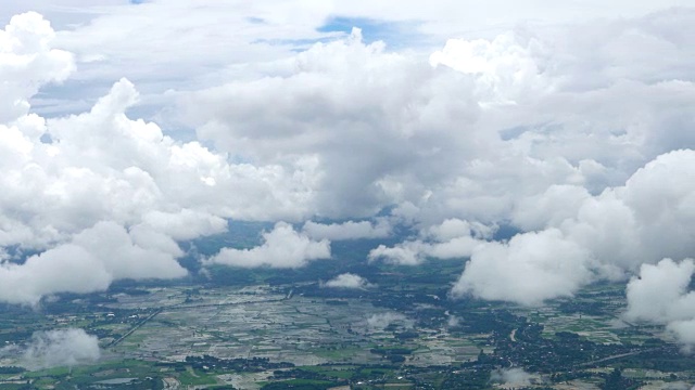 云天空和山景透过飞机，飞越清莱，泰国视频素材