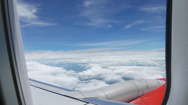 云透过飞机看天空，乘飞机旅行。在云层上飞行。视频素材